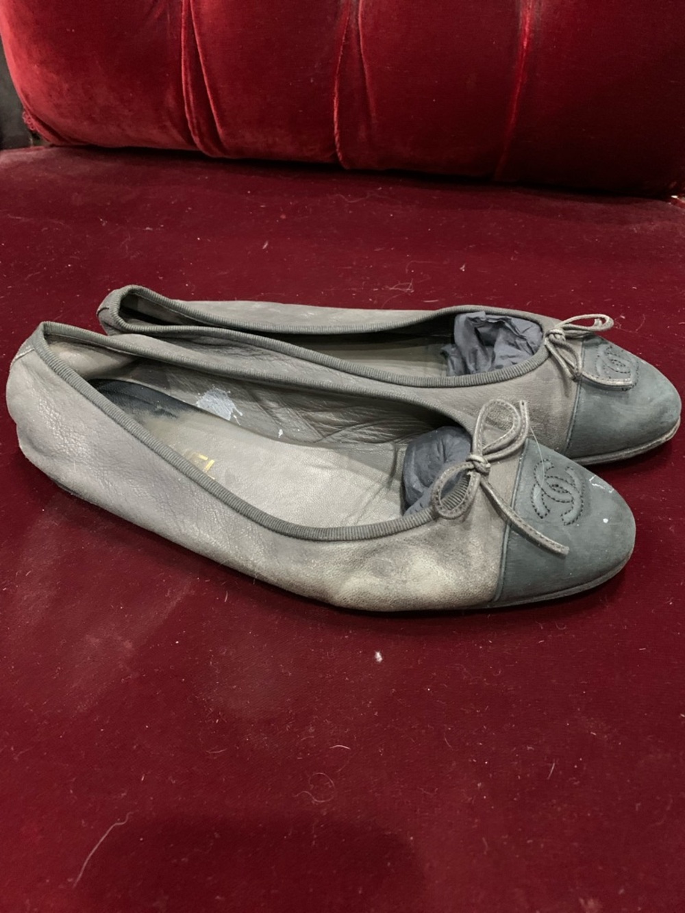 CHANEL Gray Suede CC Logo Bow Ballet Flats - Picture 2 of 9